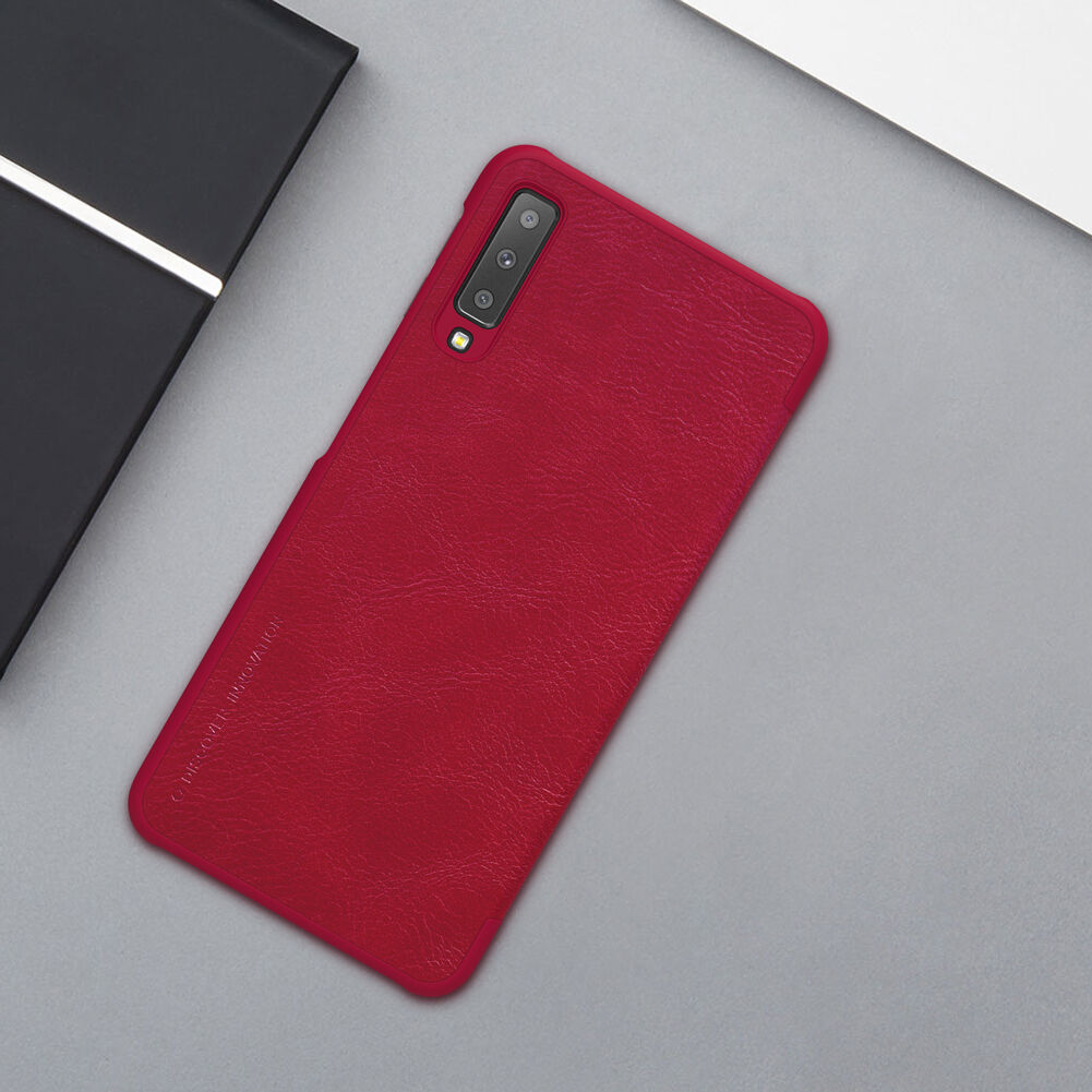 Nillkin Qin Kožené flipové pouzdro pro Samsung Galaxy A7 (2018) - červené