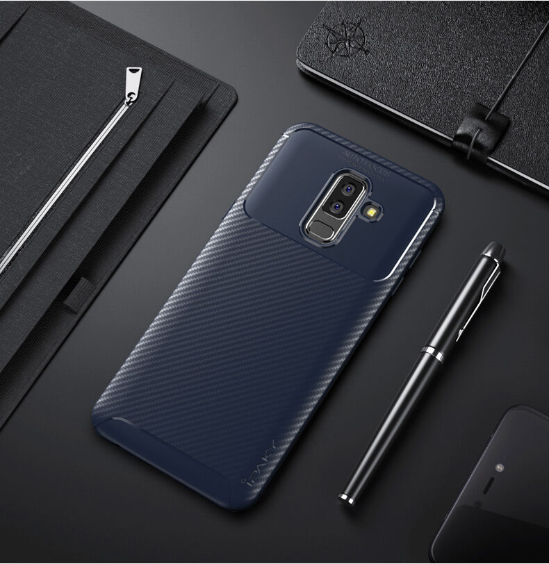 Ipaky plastový kryt s texturou karbonu pro Samsung Galaxy A6 Plus (2018) - hnědý