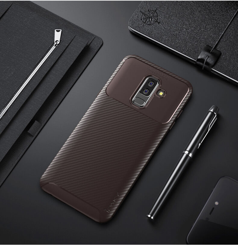 Ipaky plastový kryt s texturou karbonu pro Samsung Galaxy A6 Plus (2018) - hnědý