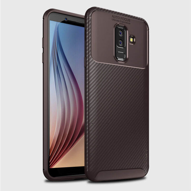 Ipaky plastový kryt s texturou karbonu pro Samsung Galaxy A6 Plus (2018) - hnědý
